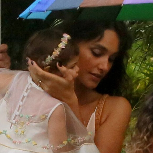 Débora Nascimento chega com a filha, Bella, em festa de 1 ano da menina, no Rio, em 14 de abril de 2019