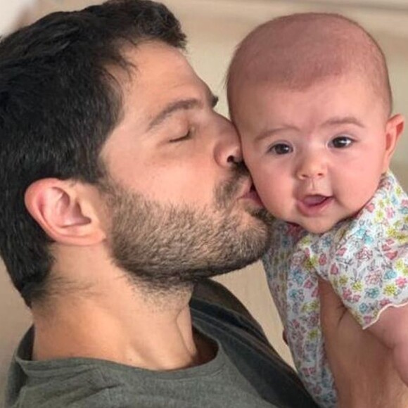 Filha de Sabrina Sato e Duda Nagle, Zoe é flagrada com capa de 'Game of Thrones' neste domingo, dia 14 de abril de 2019