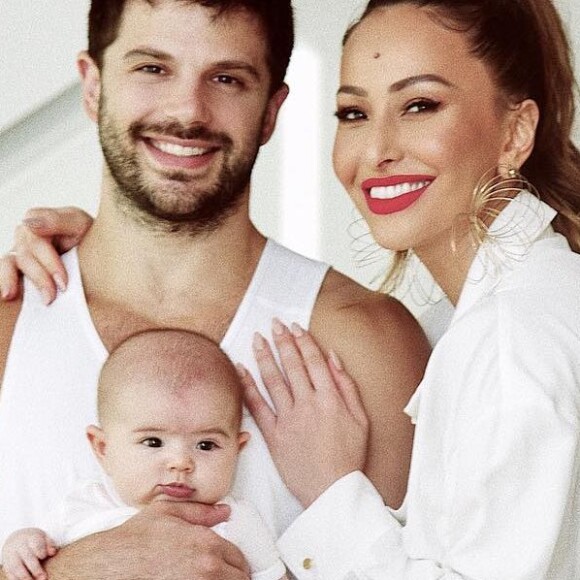 Duda Nagle veste a filha com fantasia que ganhou neste domingo, dia 14 de abril de 2019