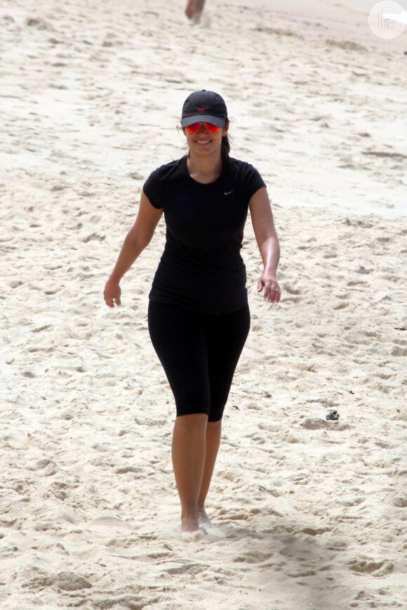 A jornalista Patricia Poeta caminhou pelas areias do Leblon, na manhã desta terça-feira