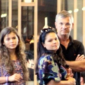 Bruna Marquezine surpreendeu o pai, Telmo, com festa surpresa em sua mansão nesta segunda-feira, 15 de abril de 2019