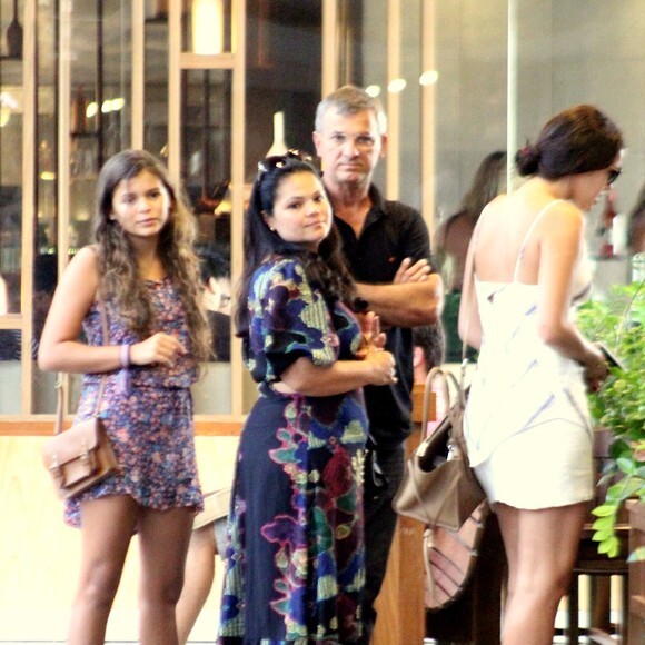 Bruna Marquezine surpreendeu o pai, Telmo, com festa surpresa em sua mansão nesta segunda-feira, 15 de abril de 2019