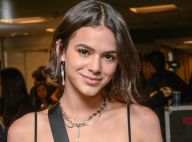 Briga de travesseiro e fofura com bebê: Marquezine curte dia entre amigos. Vídeo