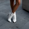 A bota branca promete quebrar a sobriedade dos looks sóbrios de inverno