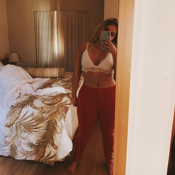 Marilia Mendonça se submeteu a uma abdominoplastia e implantou silicone nos seios