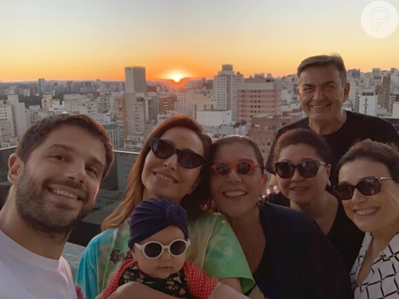 Na selfie em família postada por Duda Nagle, a mãe do ator, Leda Nagle, posou com um óculos de sol da neta, Zoe