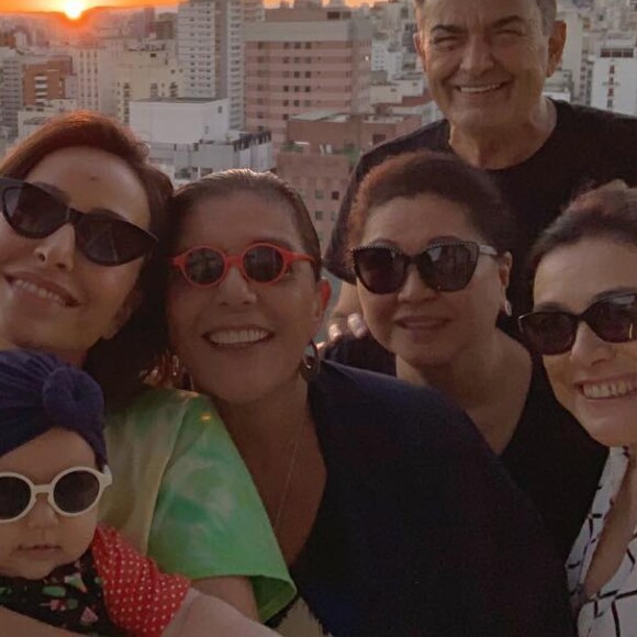 Na selfie em família postada por Duda Nagle, a mãe do ator, Leda Nagle, posou com um óculos de sol da neta, Zoe