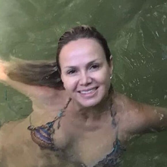 Eliana tomou banho de biquíni em rio neste sábado, 20 de abril de 2019