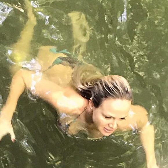 Eliana foi elogiada pela boa forma ao tomar banho de rio: 'Sereia'