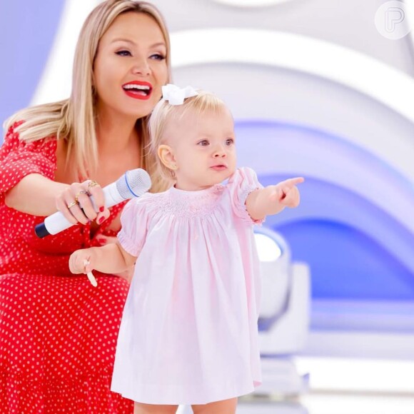 Eliana recebeu a visita da filha, Manuela, de 1 ano, em seu programa no SBT