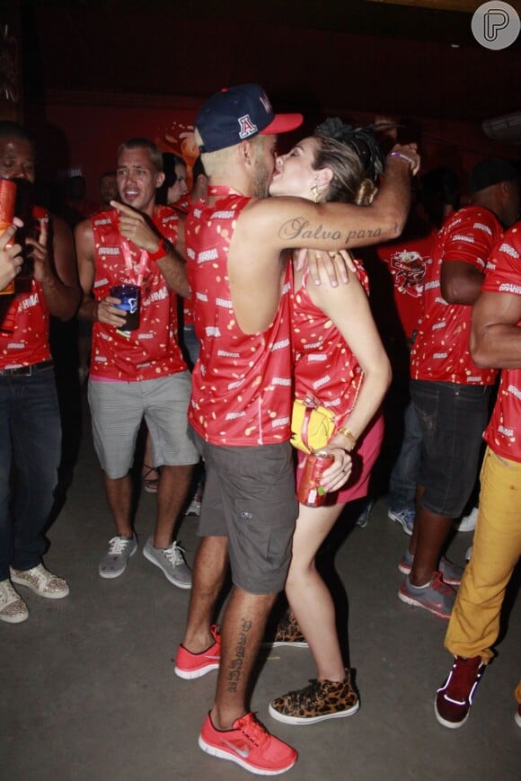 O casal trocou muitos beijos durante o Carnaval