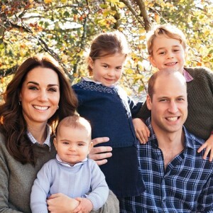 Os traços em comum entre os dois irmãos surpreenderam em novas fotos da família real
