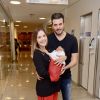 Thaeme ficou 3 dias na maternidade em São Paulo acompanhada do marido, o empresário Fabio Elias