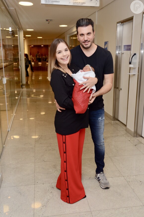 Thaeme ficou 3 dias na maternidade em São Paulo acompanhada do marido, o empresário Fabio Elias