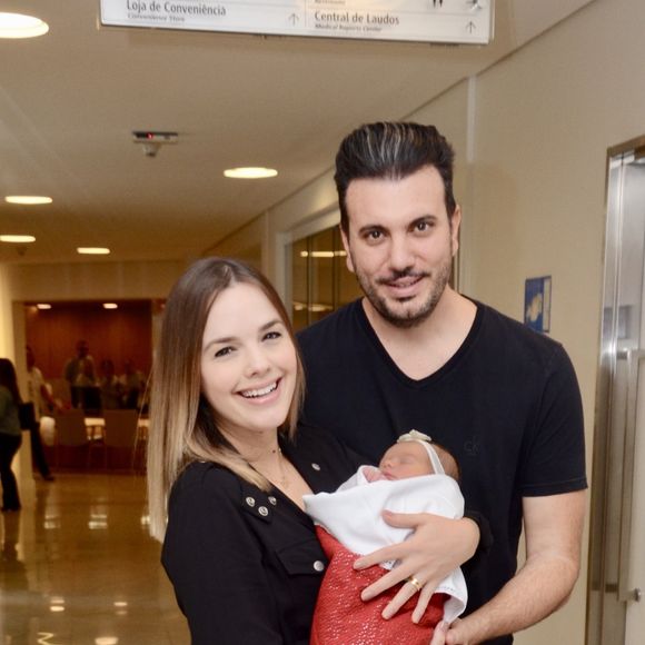 Thaeme ficou 3 dias na maternidade em São Paulo acompanhada do marido, o empresário Fabio Elias
