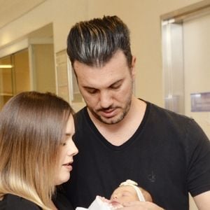 Thaeme e o marido, Fabio da Lua, posam com a filha, Liz, em maternidade