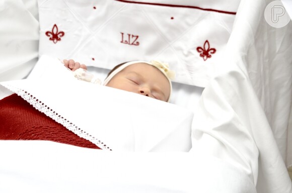 Recém-nascida, Liz estava vestida de vermelho, cor tradicionalmente escolhida para deixar o maternidade