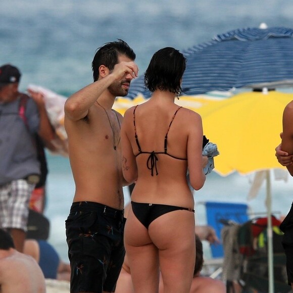 De biquíni cavado, Agatha Moreira curtiu dia na praia com o namorado, Rodrigo Simas, e o amigo Juliano Laham, com quem atuou na novela 'Orgulho & Paixão'