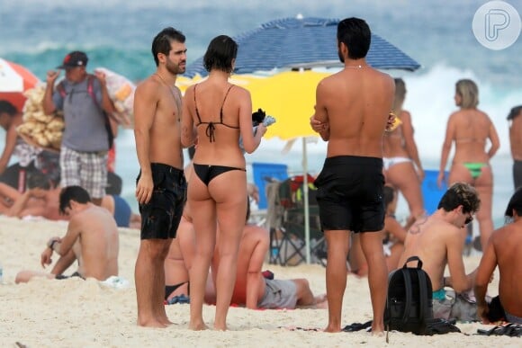De biquíni cavado, Agatha Moreira curtiu praia com o namorado, Rodrigo Simas, e o amigo Juliano Laham na Barra da Tijuca, Zona Oeste do Rio