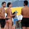 De biquíni cavado, Agatha Moreira foi à praia com o namorado, Rodrigo Simas, e o amigo Juliano Laham