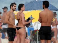 Agatha Moreira exibe corpo enxuto em dia de folga na praia com Rodrigo Simas