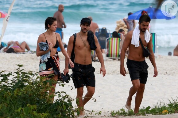 Agatha Moreira teve a companhia do namorado, Rodrigo Simas, e do amigo Juliano Laham em dia na praia
