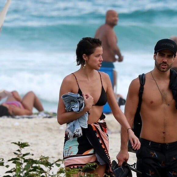Agatha Moreira teve a companhia do namorado, Rodrigo Simas, e do amigo Juliano Laham em dia na praia