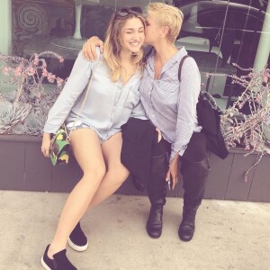 Xuxa Meneghel se divertiu com a filha, Sasha, ao vê-la raspando seu cabelo
