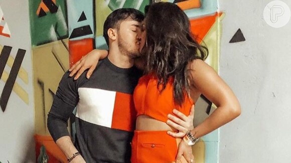 Mileide Mihaile beijou namorado, o cantor de forró Wallas Arrais, em foto