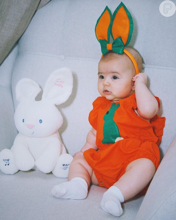 Na Páscoa, Sabrina Sato e Duda Nagle vestiram a filha, Zoe, com roupinha e orelhinhas de coelho