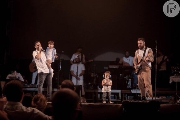 Mateus, da dupla com Jorge, recebeu o filho, Dom, no palco durante show