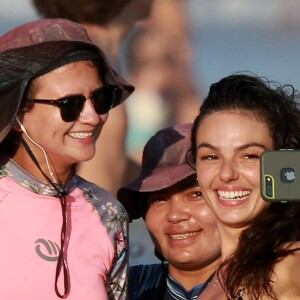 Isis Valverde posa com fãs para selfie