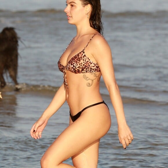 Isis Valverde curtiu dia de praia ao lado de amigos e do marido, André Resende