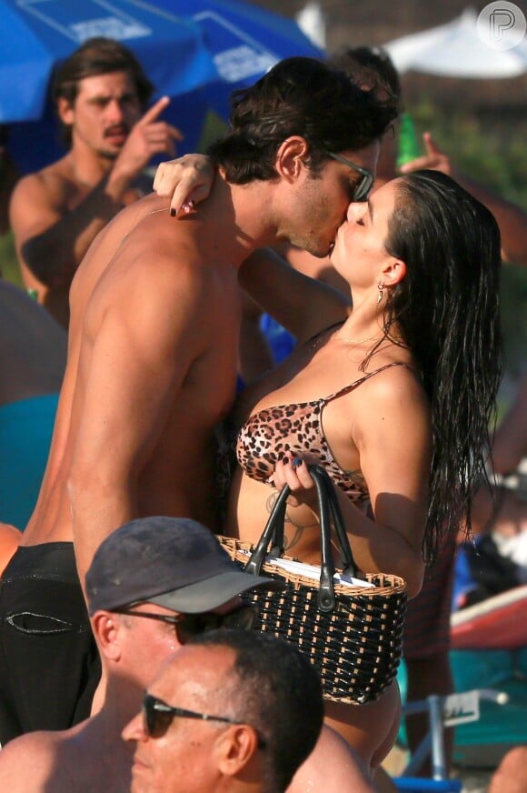 Isis Valverde troca beijo apaixanado com o marido, André Resende