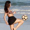 Isis Valverde mostra habilidade com bola em dia de praia