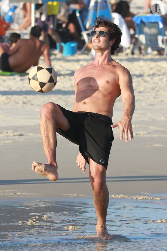 Marido de Isis Valverde, André Resende joga bola em dia de praia