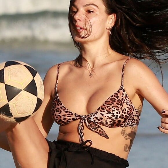 Isis Valverde joga altinha em praia da Barra da Tijuca, no Rio de Janeiro, em 27 de abril de 2019