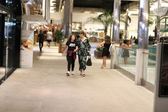 Ana Furtado esteve com a filha no Shopping Fashion Mall, em São Conrado, Zona Sul do Rio de Janeiro