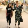De volta ao Brasil, Ana Furtado passeou com a filha em shopping do Rio