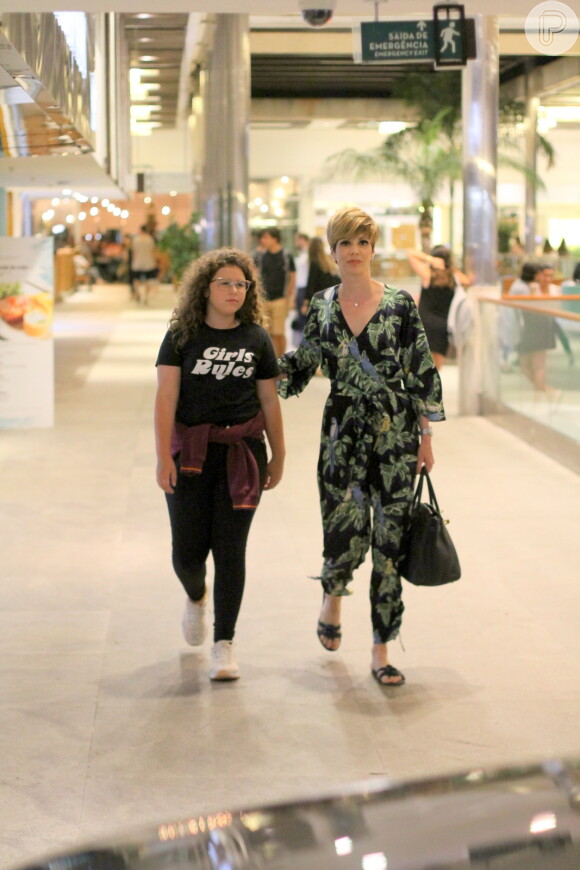 De volta ao Brasil, Ana Furtado passeou com a filha em shopping do Rio