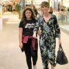 Ana Furtado passeou com filha, Isabella, em um shopping carioca