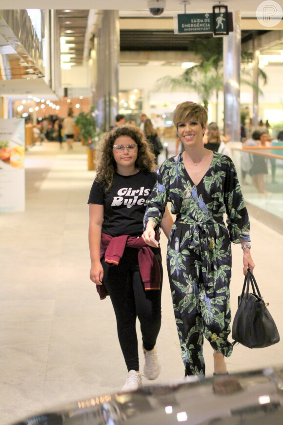 Ana Furtado passeou com filha, Isabella, em um shopping carioca