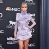 Taylor Swift elegeu um curto com babados e transparência para a premiação