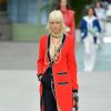 Chanel Cruise 2020: cores vibrantes em maxi casacos coordenado com bermuda de alfaiataria e sapato combinando com a terceira peça