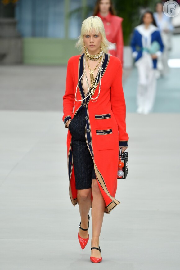 Chanel Cruise 2020: cores vibrantes em maxi casacos coordenado com bermuda de alfaiataria e sapato combinando com a terceira peça