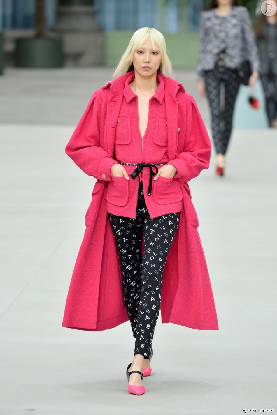 Chanel Cruise 2020: Casaco e trench coat pink, legging com monograma e sapato bicolor combinado com as peças mais vibrantes