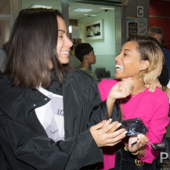 Anitta comenta abordagem dos fãs: 'Vocês são muito felizes, vocês são muito alegres, já estou amando desde a hora que cheguei'