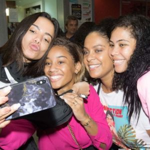 Anitta é surpreendida com recepção de fãs em aeroporto em Luanda, na Angola