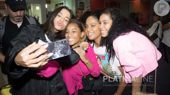 Anitta é surpreendida com recepção de fãs em aeroporto em Luanda, na Angola