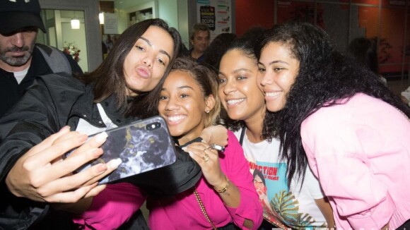 Anitta é abordada por fãs e distribui selfies ao desembarcar na Angola: 'Amando'